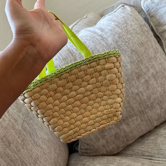 Beautiful intricate floral/straw toddler purse😍